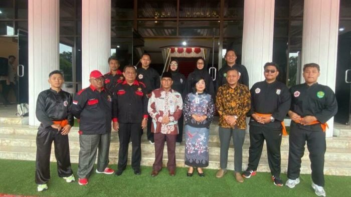 Sekretaris Daerah Kota Balikpapan, Muhaimin saat melepas atlet IPSI, di Halaman Balai Kota, Kamis (19/10/2023). Foto: BorneoFlash.com/Niken Sulastri.