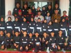 Sekretaris Daerah Kota Balikpapan, Muhaimin saat melepas atlet IPSI, di Halaman Balai Kota, Kamis (19/10/2023). Foto: BorneoFlash.com/Niken Sulastri.