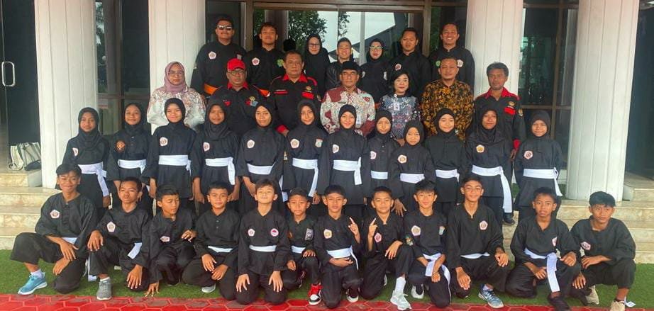 Sekretaris Daerah Kota Balikpapan, Muhaimin saat melepas atlet IPSI, di Halaman Balai Kota, Kamis (19/10/2023). Foto: BorneoFlash.com/Niken Sulastri.