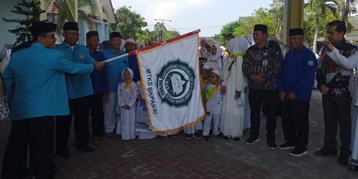 Sekjen Penyelenggaraan Haji dan Umroh Kemenag RI Lepas Ribuan Santri Ikuti Manasik Haji 