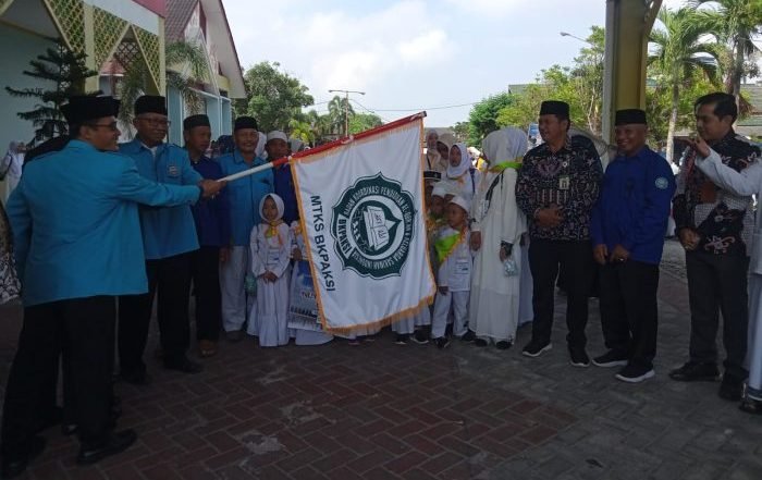 Sekretaris Jenderal Penyelenggaraan Haji dan Umroh Kementerian Agama Republik Indonesia, H Ahmad Abdullah melepas ribuan santri TK/TPA untuk mengikuti manasik haji cilik, di Embarkasi Haji Balikpapan, pada hari Kamis (5/10/2023). Foto: BorneoFlash.com/Niken Sulastri.