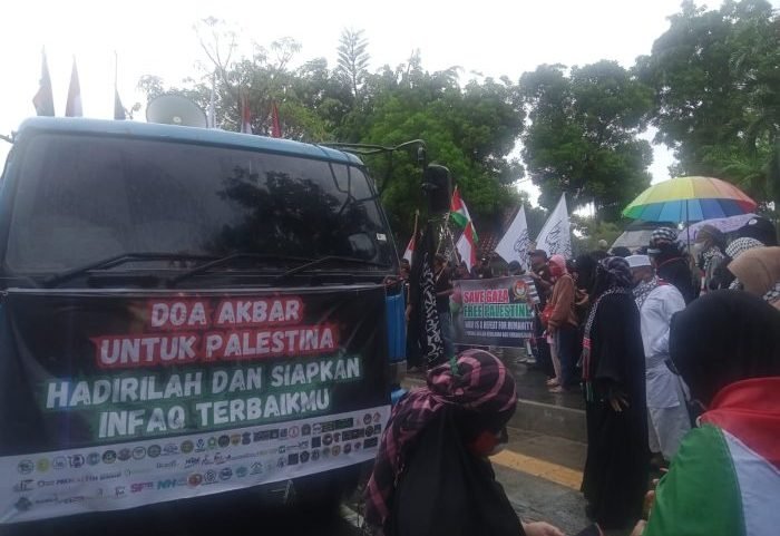 Solidaritas Muslim Balikpapan yang tergabung dari beberapa komunitas Kota Balikpapan, menggelar doa akbar untuk Palestina, di Samping Masjid At Taqwa, pada hari Jum'at, (20/10/2023). Foto: BorneoFlash.com/Niken Sulastri.