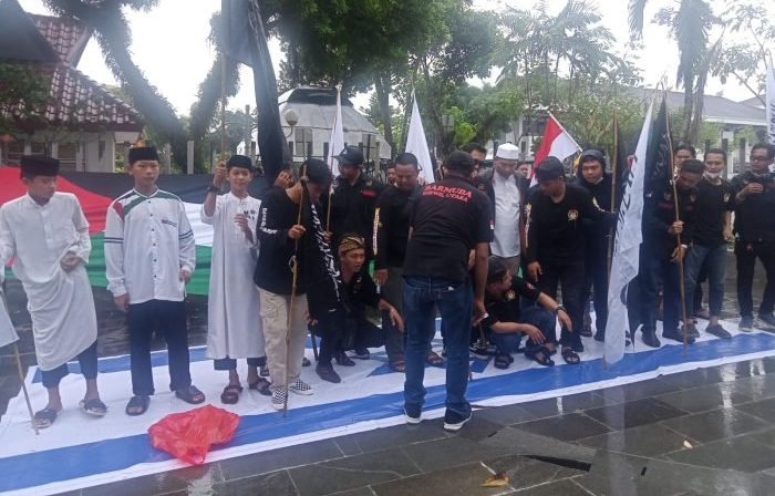 Solidaritas Muslim Balikpapan yang tergabung dari beberapa komunitas Kota Balikpapan, menggelar doa akbar untuk Palestina, di Samping Masjid At Taqwa, pada hari Jum'at, (20/10/2023). Foto: BorneoFlash.com/Niken Sulastri.