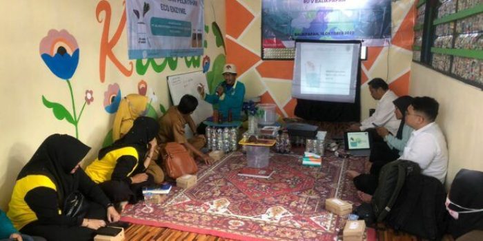 Sosialisasi dan Pelatihan pembuatan Eco-Enzyme Oleh PT Kilang Pertamina Internasional (KPI) Unit Balikpapan bersama kelompok binaan Pelita Borneo 38 di Rumah Kreatif milik kelompok binaan Kelurahan Baru Tengah Balikpapan Barat, Senin (16/10/2023). Foto: HO/KPI Unit Balikpapan.