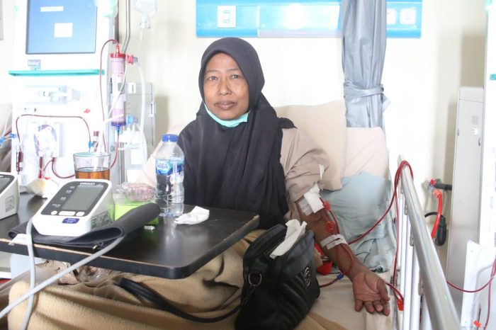 Sukarliawati merasa sangat terbantu karena pengobatan cuci darahnya selama tiga tahun ini ditanggung oleh program JKN. Foto: HO/BPJS Kesehatan.