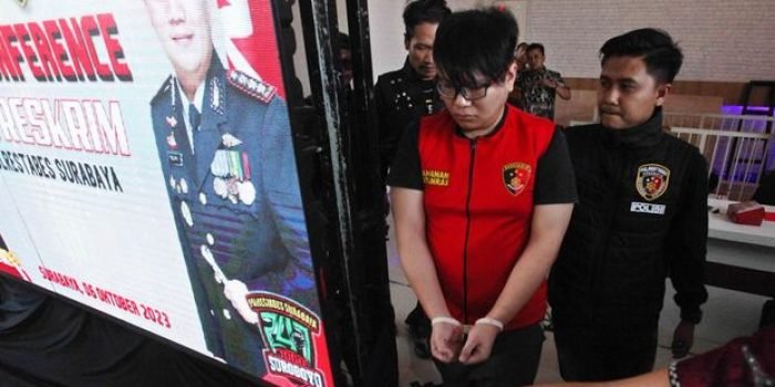 Tampang Ronald saat dihadirkan dalam jumpa pers di Polrestabes Surabaya, Jawa Timur, Jumat (6/10/2023). Foto: IST/ANTARA/Didik.