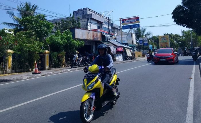 Toko modern berdampingan langsung dengan toko kelontongan di kawasan jalan Kapten P. Tendean Balikpapan. Foto: BorneoFlash.com/Niken Sulastri.