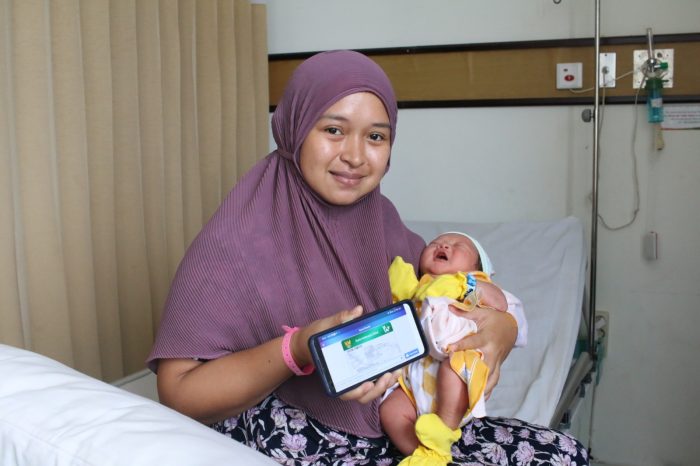 Ummi Fauzia, warga Balikpapan terbantu oleh program JKN yang telah menjamin biaya persalinan untuk kedua buah hatinya. Foto: HO/BPJS Kesehatan.