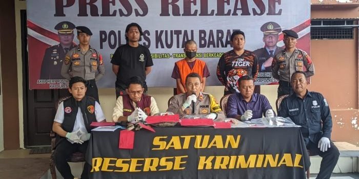 Wakapolres Kubar Kompol I Gde Dharma Suyasa Menggelar press rilis kasus tindak pidana pembunuhan di Mako Polres Kubar didampingi oleh Kasat Intelkam, Kanit Pidum, Kasat Reskrim, dan Kasi Humas, Kamis, (19/10/2023). Foto: HO/Humas Polres Kubar.