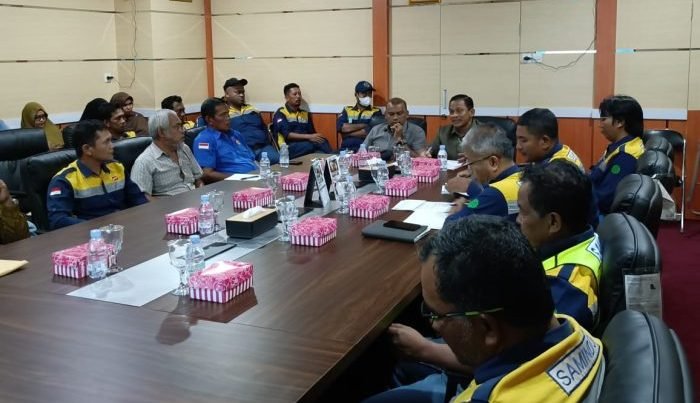 Wakil Ketua I DPRD Kabupaten Paser, Abdullah saat Rapat Dengar Pendapat (RDP) dengan Serikat Pekerja Sejahtera Paser (SPSP) bersama sejumlah karyawan PT Samindo Utama Kaltim (SUK) pada Senin (23/10/2023). Foto: BorneoFlash.com/Ist.