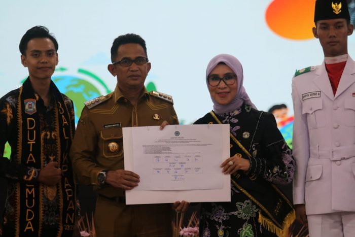 Wali Kota Balikpapan H Rahmad Mas’ud dan Bunda Paud Kota Balikpapan Hj Nurlena Mas'ud Bersama komunitas generasi muda Kota Balikpapan, di Auditorium Balai Kota Balikpapan, pada hari Selasa (17/10/2023). Foto: BorneoFlash.com/Niken Sulastri.