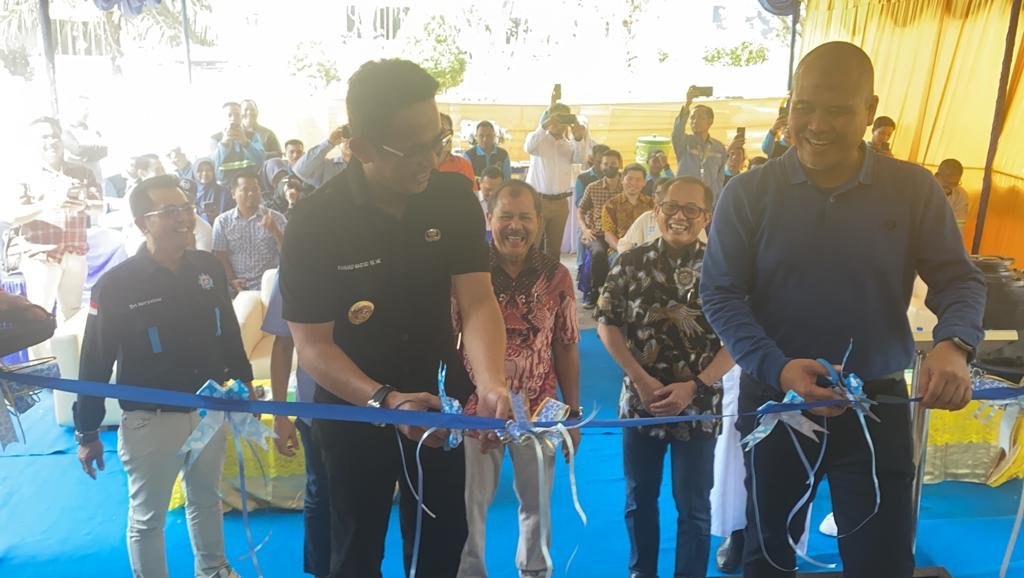 Wali Kota Balikpapan H Rahmad Mas'ud saat meresmikan Sekolah Mekanik Nusantara (SEMESTA),di Borneo Paradiso Ruko Mapple Blok B Nomor 10 Sepinggan, Wali Kota Balikpapan H Rahmad Mas'ud saat meresmikan Sekolah Mekanik Nusantara (SEMESTA), di Borneo Paradiso Ruko Mapple Blok B Nomor 10 Sepinggan, pada hari Selasa (31/10/2023). Foto: BorneoFlash.com/Niken Sulastri.