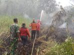 Tim gabungan penanganan Kebakaran Hutan dan Lahan (Karhutla) Kabupaten Paser, saat melakukan upaya pemadaman api di lahan yang terbakar.