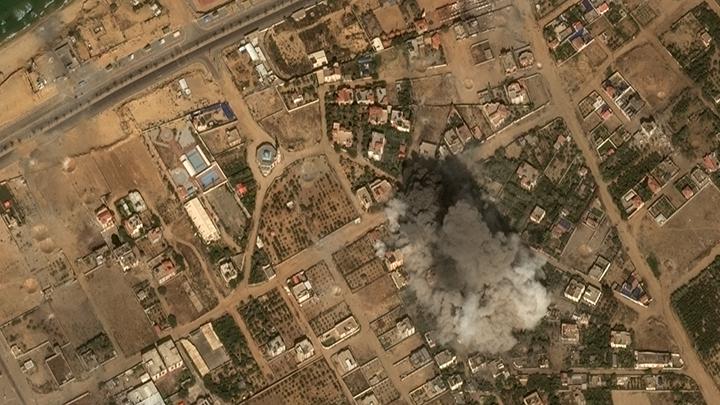 Tampilan satelit dari ledakan di dekat pantai Gaza di tengah serangan udara Israel, 10 Oktober 2023. Foto: HO/Maxar Technologies/Handout via REUTERS
