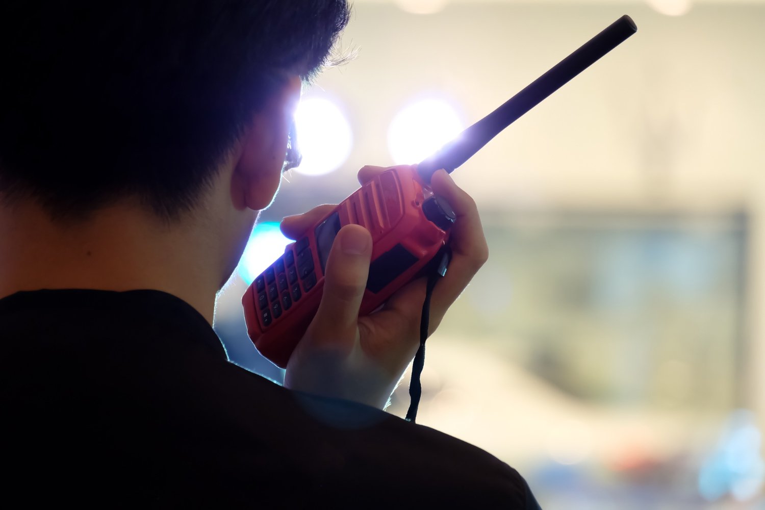 Sediakan peralatan komunikasi seperti radio walkie-talkie maupun Handy talky untuk memastikan komunikasi yang efisien antar crew selama acara.
