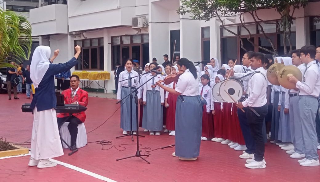Penampilan Paduan suara dengan lagu kebangsaan Pada Upacara peringatan Kesaktian Pancasila Tahun 2023 di Halaman Balai Kota Balikpapan, pada hari Minggu (1/10/2023). Foto: BorneoFlash.com/Niken Sulastri.