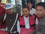 Achsanul Qosasi ditahan Kejaksaan Agung di kasus dugaan korupsi proyek menara BTS 4G di kantor Kejagung, Jakarta, Jumat (3/11/2023). Foto: HO/Kompas- Adhyasta Dirgantara.