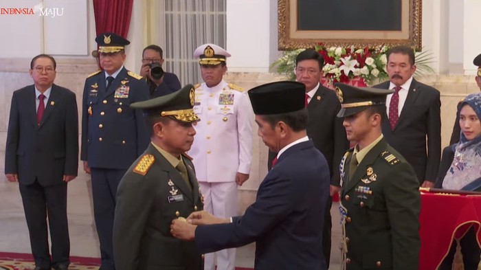 Jenderal Agus Subiyanto saat dilantik jadi Panglima TNI Foto: HO/Youtube Sekretariat Presiden.