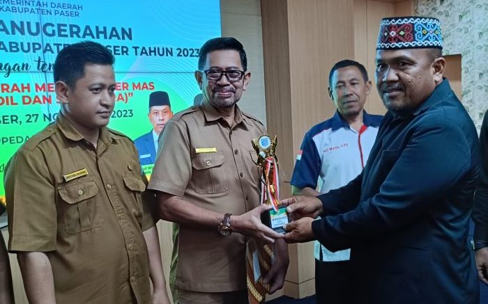 Anggota DPRD Kabupaten Paser, Lamaludin Saat penyerahan penghargaan dari Pemkab Paser kepada OPD atas inovasi yang telah dilakukan, Senin (26/11/2023). Foto: BorneoFlash.com/Joe.