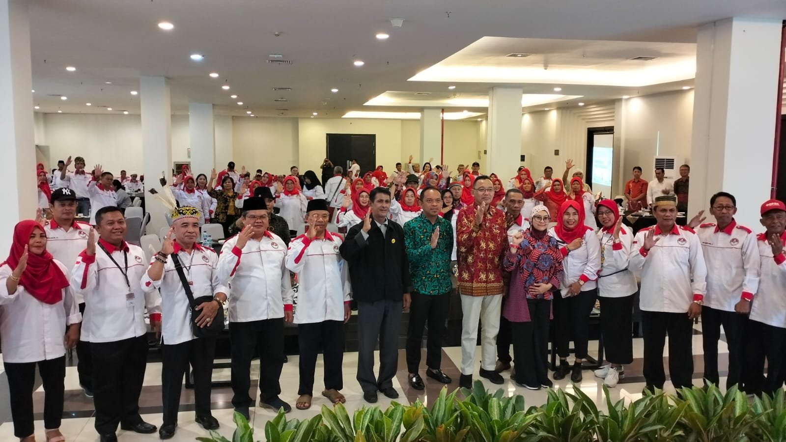 Anggota DPRD Kota Balikpapan H Iwan Wahyudi (Tengah Baju Hijau) Saat menghadiri kegiatan Forum Koordinasi dan Dialog Pengurus Forum Pembauran Kebangsaan Se Kota Balikpapan, di Horison Hotel Balikpapan, pada hari Sabtu (18/11/2023). Foto: BorneoFlash.com/Niken Sulastri.