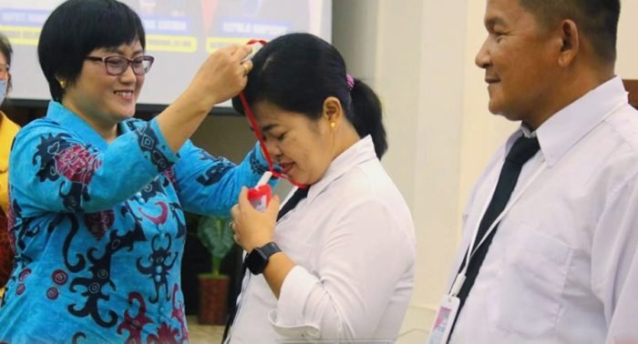 Asisten III Kristina Tening, menutup Orientasi PPPK sebanyak 71 orang (guru SD dan SMP) yang ada di lingkup Kabupaten Mahulu ini, ditandai dengan melepas atribut tanda peserta, di Aula BPSDM Provinsi Kaltim, Jumat (03/11/2023).Foto: IST/Prokopim Mahulu.