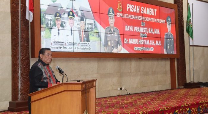 Bupati Kubar, Fx Yapan Dalam acara pisah sambut Kepala Kejaksaan Negeri (Kajari) Kutai Barat (Kubar) di gedung Aji tulur jejangkat (ATJ) pada Rabu (22/11/2023) malam. Foto: BorneoFlash.com/Lilis.