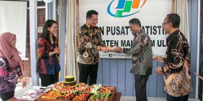 Bupati Mahulu Bonifasius Belawan Geh, S.H., M.E., meresmikan Kantor Badan Pusat Statistik Kabupaten Mahakam Ulu (Mahulu) Ditandai dengan pemotongan tumpeng oleh Bupati Mahulu, Kamis (23/11/2023). Foto: HO/prokopim mahulu.