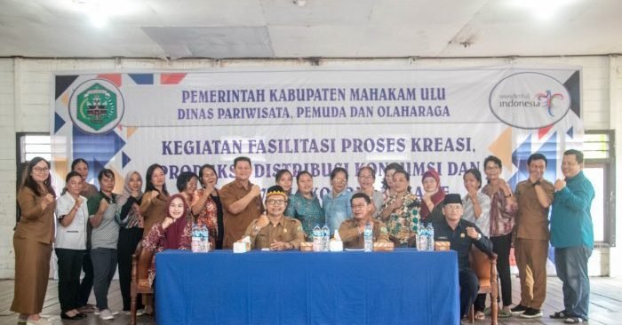 Bupati Mahulu Bonifasius Belawan Geh yang diwakili Staf Ahli Bidang Pemerintahan dan Kesra Dodit Agus Riyono  membuka kegiatan fasilitasi proses kreasi, produksi, distribusi, konsumsi dan konservasi Ekonomi Kreatif  (Ekraf) di Balai Pertemuan Umum (BPU) Ujoh Bilang, Selasa (7/11/2023). Foto: HO/prokopim mahulu.