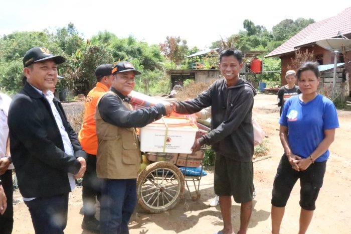 Wakil Bupati Mahulu Yohanes Avun menyerahkan  bantuan kepada korban kebakaran di Kampung Long Pakaq Baru, Kecamatan Long Pahangai, Kabupaten Mahulu, Rabu (8/11/2023). Foto: HO/prokopim mahulu.