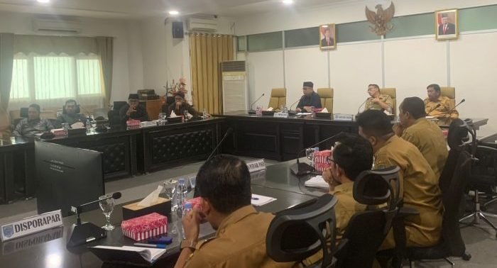 DPRD Paser Menggelar Rapat Dengar Pendapat (RDP) dengan memanggil dinas teknis dan perwakilan pedagang untuk mendengarkan secara langsung permasalahan kondisi kios. Foto: BorneoFlash.com/Joe.