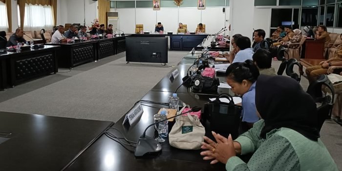 Dewan Perwakilan Rakyat Daerah (DPRD) Kabupaten Paser, saat melakukan Rapat Dengar Pendapat (RDP) bersama Organisasi Perangkat Daerah (OPD) terkait, Konsultan Kontraktor, dan perwakilan pedagang membahas kerusakan fasilitas objek Wisata Kuliner Sungai Tua