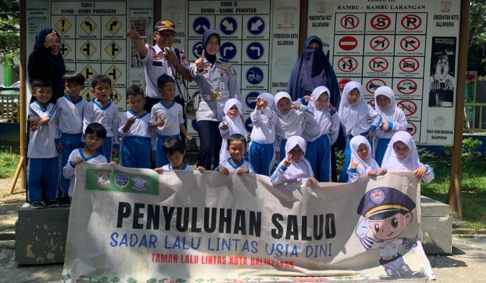 Dinas Perhubungan Balikpapan menggelar edukasi pengenalan rambu lalu lintas, melalui program Sadar Lalu Lintas Usia Dini (SALUD), di Taman Lalu Lintas, Kelurahan Sepinggan. Foto: BorneoFlash.com/Ist.