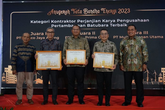 Direktur Finance, SCM, Asset management Kideco Togi Ottoman Bernard (kedua kiri) menerima penghargaan juara 1 Anugerah Tata Bandha Energi 2023. HO/Kideco.