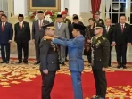 Jokowi resmi melantik Letjen Maruli Simanjuntak sebagai Kepala Staf Angkatan Darat (KSAD) di Istana Negara, Jakarta, Rabu (29/11/2023). Foto: MPI/RAKA DWI NOVIANTO.
