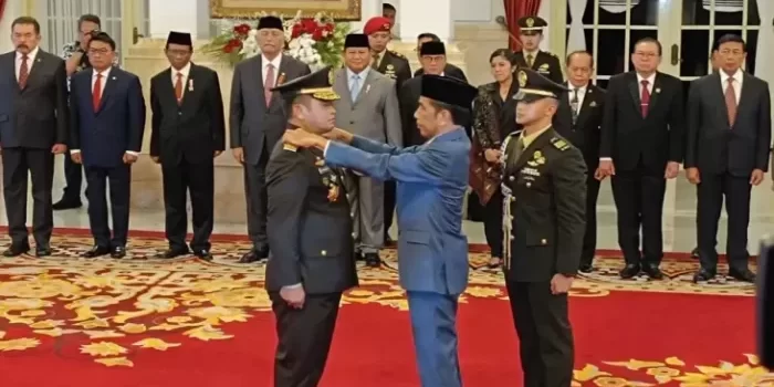 Jokowi resmi melantik Letjen Maruli Simanjuntak sebagai Kepala Staf Angkatan Darat (KSAD) di Istana Negara, Jakarta, Rabu (29/11/2023). Foto: MPI/RAKA DWI NOVIANTO.