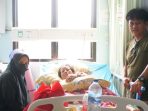 Julianto (kanan) bersama istri (tengah) yang mendapat perawatan di RS Medika Utama Manggar Balikpapan. Foto: HO/Jamkesnews.