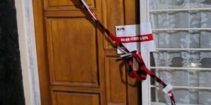 KPK telah menyegel kantor salah satu kontraktor yang terduga tersangka dalam Operasi Tangkap Tangan yang dilakukan KPK pada Kamis (23/11/2023). Foto: BorneoFlash.com/Ist.