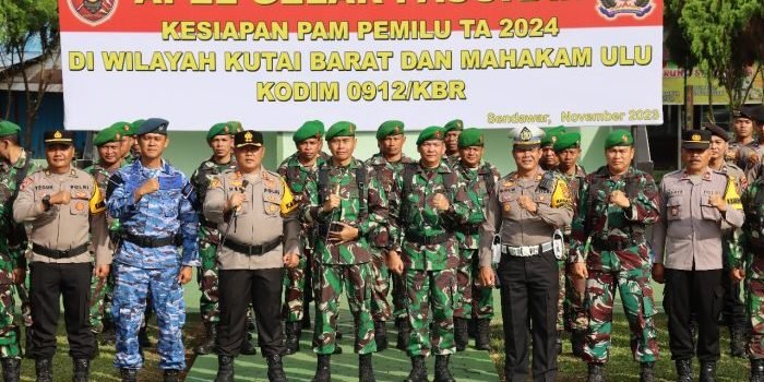 Kapolres Kutai Barat AKBP Heri Rusyaman menghadiri Apel Gelar Pasukan Kesiapan Pengamanan Pemilu Tahun 2024 di wilayah Kabupaten Kutai Barat (Kubar) dan Kabupaten Mahakam Ulu (Mahulu), Rabu (08/11/2023). Foto: HO/Humas Polres Kubar.