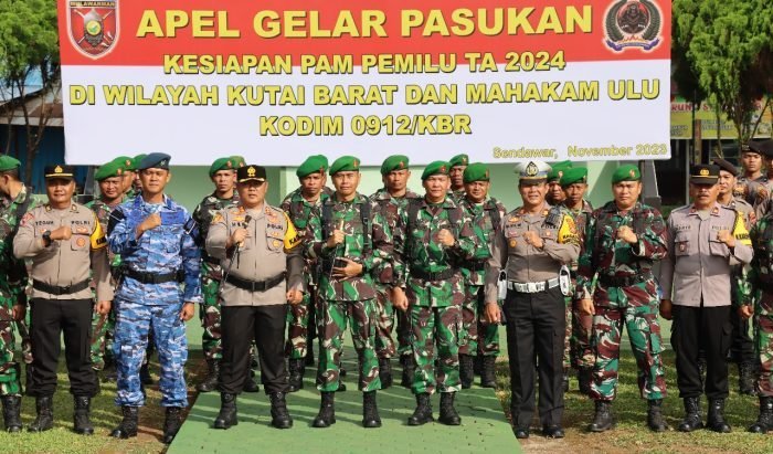 Kapolres Kutai Barat AKBP Heri Rusyaman menghadiri Apel Gelar Pasukan Kesiapan Pengamanan Pemilu Tahun 2024 di wilayah Kabupaten Kutai Barat (Kubar) dan Kabupaten Mahakam Ulu (Mahulu), Rabu (08/11/2023). Foto: HO/Humas Polres Kubar.