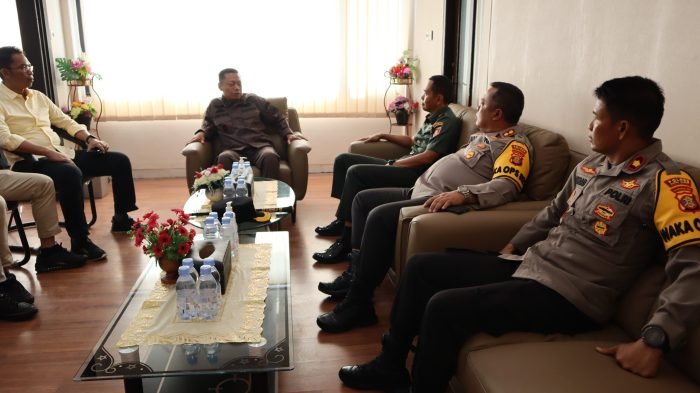 Kapolres Kutai Barat AKBP Heri Rusyaman mengunjungi kantor Kejaksaan Negeri Kutai Barat dalam rangka silaturahmi, Kapolres Kutai Barat AKBP Heri Rusyaman mengunjungi kantor Kejaksaan Negeri Kutai Barat dalam rangka silaturahmi, Kamis (23/11/2023). Foto: HO/Humas Polres Kubar.