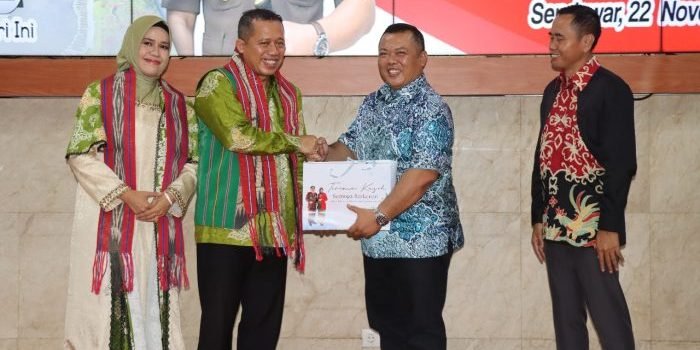 Kapolres Kutai Barat AKBP Heri Rusyaman turut menghadiri acara Pisah Sambut Kajari Kutai Barat di Gedung Aji Tulur Jejangkat pada Rabu (22/11/2023) malam. Foto: HO/Humas Polres Kubar.