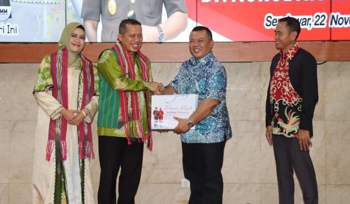 Kapolres Kutai Barat AKBP Heri Rusyaman turut menghadiri acara Pisah Sambut Kajari Kutai Barat di Gedung Aji Tulur Jejangkat pada Rabu (22/11/2023) malam. Foto: HO/Humas Polres Kubar.