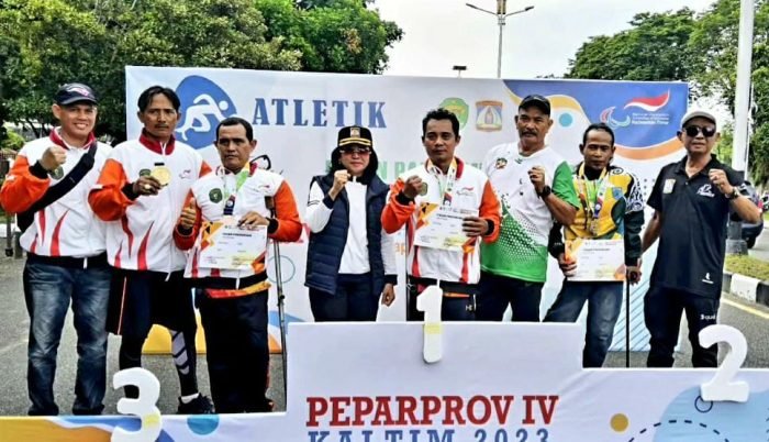 Kepala Dinas Pemuda Olahraga dan Pariwisata Kota Balikpapan, dr Cokorda Ratih Kusuma, Saksikan Langsung dan Serahkan Medali untuk Cabor atletik kategori balap kursi roda di Lapangan Merdeka, Jalan Jenderal Sudirman, Balikpapan, Minggu (19/11/2023). Foto: BorneoFlash.com/Niken Sulastri.