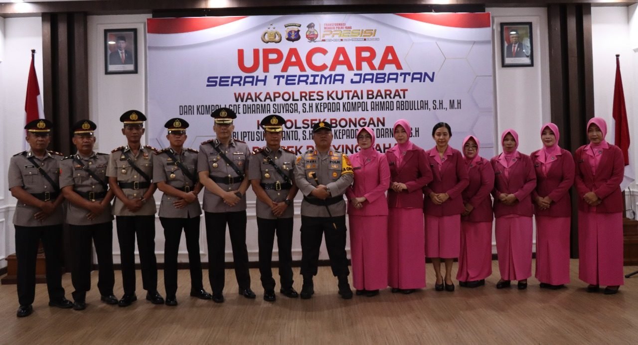 Kapolres Kutai Barat AKBP Heri Rusyaman memimpin serah terima jabatan Wakapolres, 2 Kapolsek di jajaran lingkungan Polres Kubar, Kamis (9/11/2023). Foto: HO/Humas Polres Kubar.