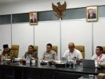 Ketua DPRD Kabupaten Paser Hendra Wahyudi, bersama Wakil Ketua DPRD Paser Abdullah dan Fadly Imawan saat Mengikuti sosialisasi Anti Korupsi dan Pemahaman Gratifikasi yang diselenggarakan Inspektorat Kabupaten Paser. Foto: BorneoFlash.com/Joe.