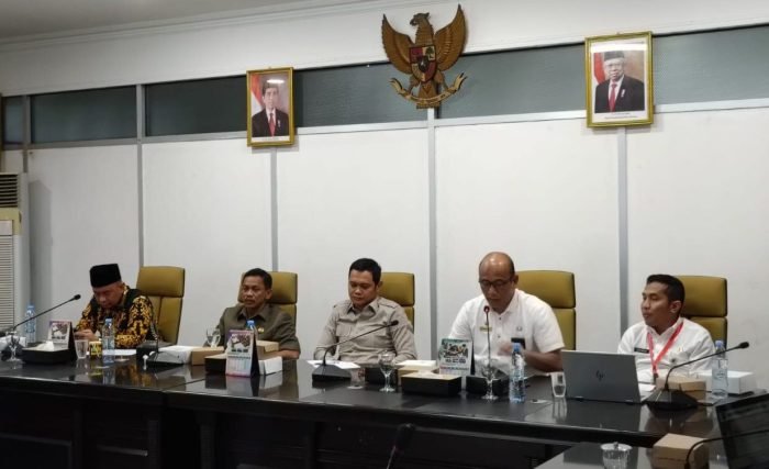 Ketua DPRD Kabupaten Paser Hendra Wahyudi, bersama Wakil Ketua DPRD Paser Abdullah dan Fadly Imawan saat Mengikuti sosialisasi Anti Korupsi dan Pemahaman Gratifikasi yang diselenggarakan Inspektorat Kabupaten Paser. Foto: BorneoFlash.com/Joe.