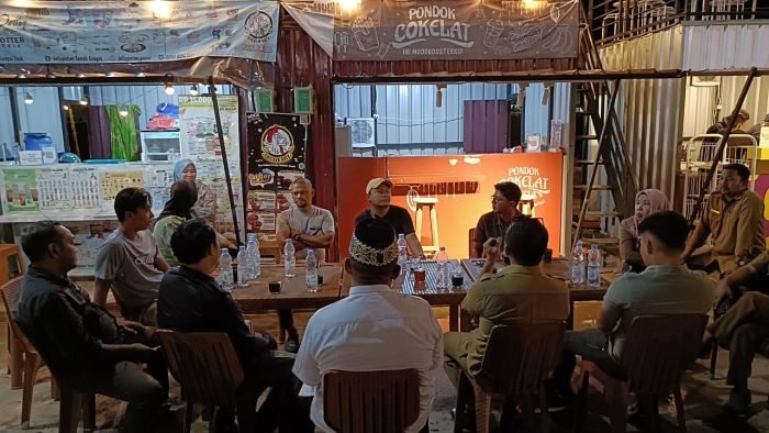 Komisi DPRD Paser melakukan hearing dan pengecekan kondisi lapak pedagang di Wisata Kuliner Sungai Tuak, Kecamatan Tanah Grogot, Kabupaten Paser, Kalimantan Timur, pada Selasa (7/11/2023) lalu. Foto: BorneoFlash.com/Joe.