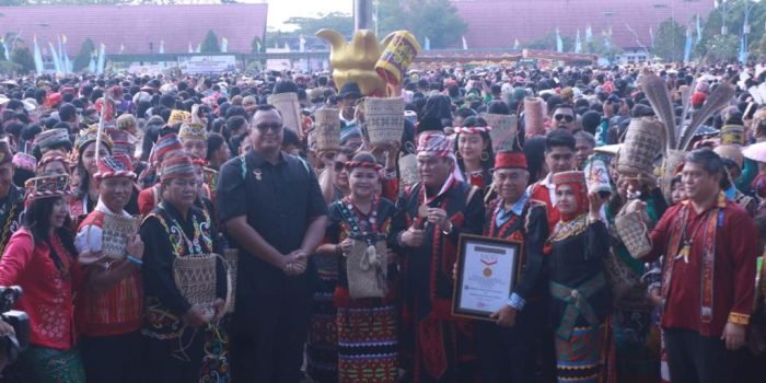 HUT Ke-24, Kutai Barat Kembali Cetak Rekor Muri Dunia Kenakan Mawiq Gawaakng Terbanyak