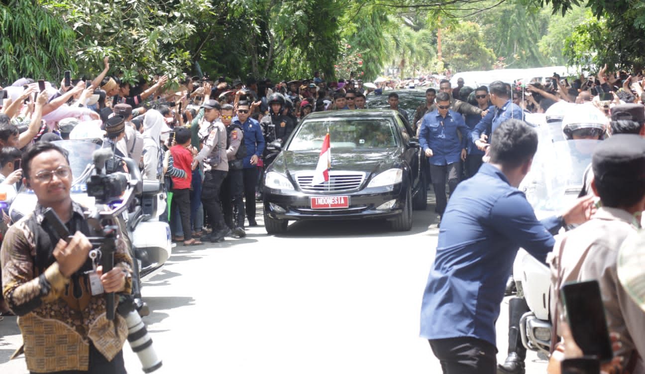 Masyarakat Kabupaten Kubar terlihat antusias menyambut Kedatangan Presiden RI Joko Widodo. Foto: BorneoFlash.com/Lilis.