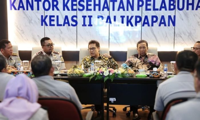 Menteri Kesehatan Budi G. Sadikin berdialog dengan pegawai Kantor Kesehatan Pelabuhan Kelas II Balikpapan, Selasa (31/10/2023). Foto: HO/Biro Komunikasi dan Pelayanan Publik, Kemenkes RI.